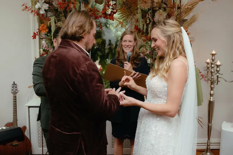 Ringtausch und Ja-Wort: Detailaufnahme einer emotionalen Trauzeremonie.