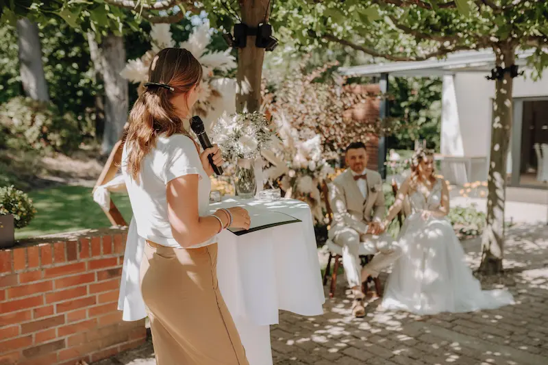 Romantische Freie Trauung im Garten: Das Brautpaar und Rednerin Ann-Sophie Schammer.