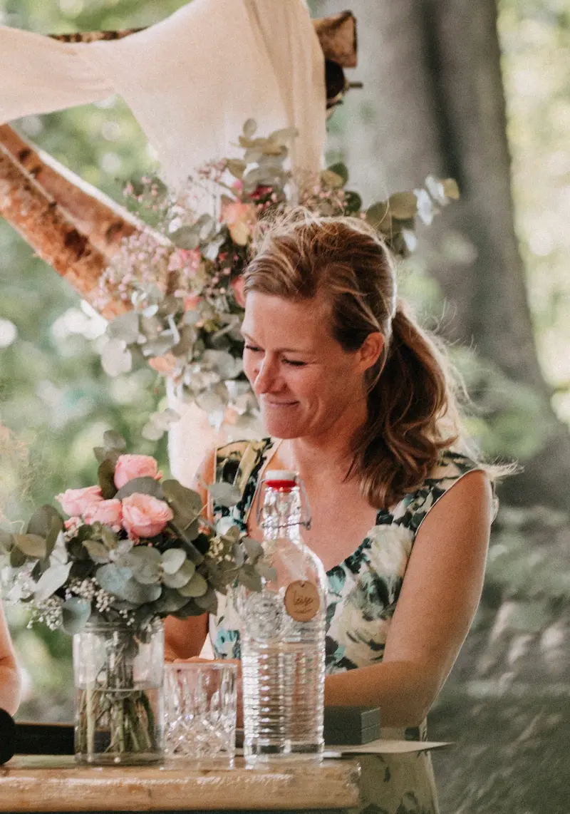 Freie Rednerin Ann-Sophie Schammer lacht während einer persönlichen Traurede.