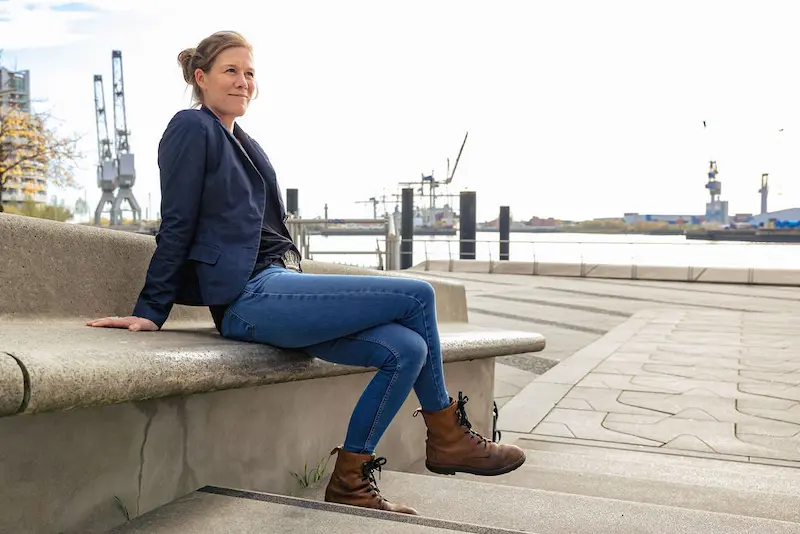 Entspanntes Portrait an der Elbe: Ann-Sophie Schammer, Freie Rednerin aus Hamburg.