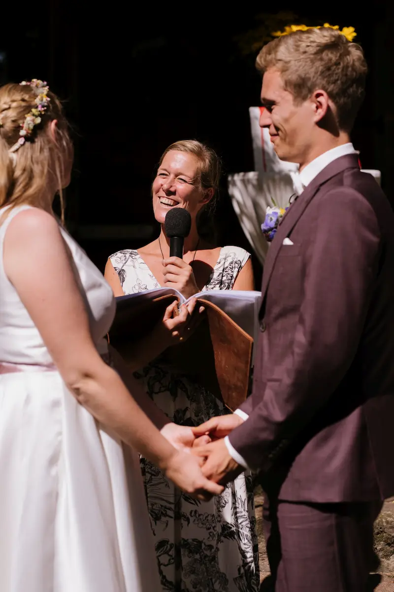 Detailaufnahme einer emotionalen Trauzeremonie.