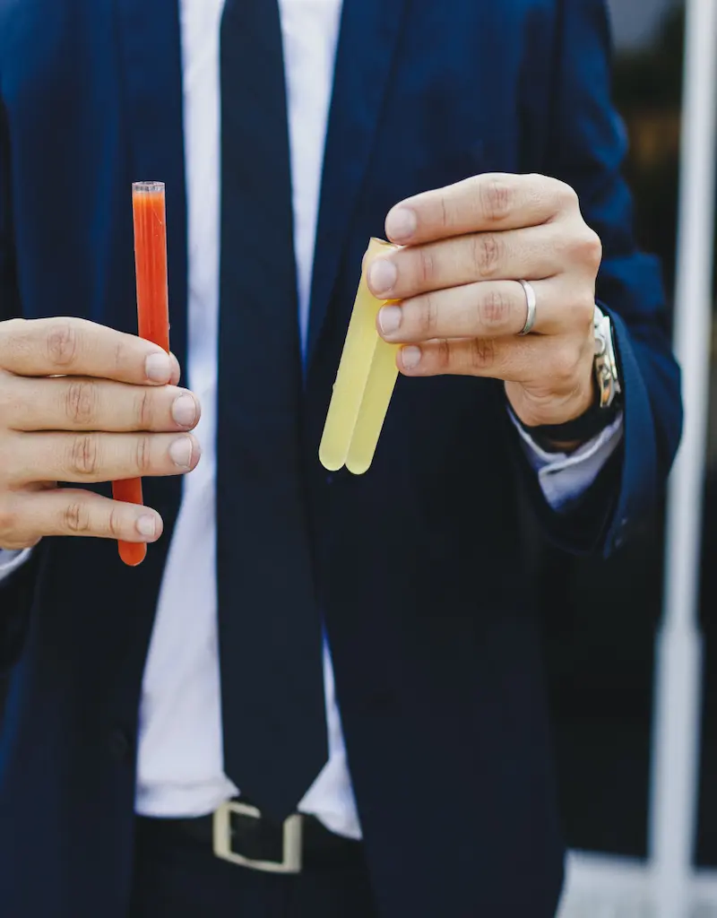 Brautpaar stößt mit einem Getränk auf die gemeinsame Zukunft an.