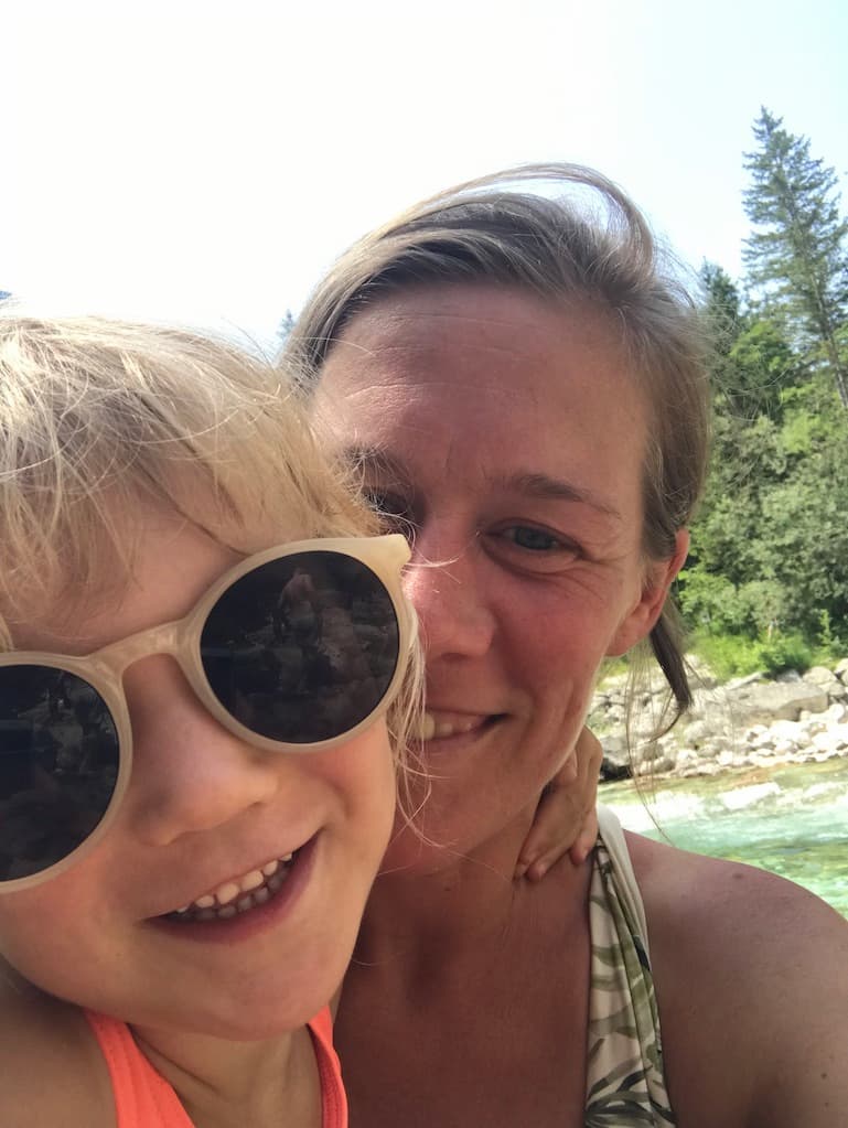 Ann-Sophie Schammer privat: Fröhliches Selfie mit Kind und Sonnenbrille. Rednerin mit Herz und Humor.
