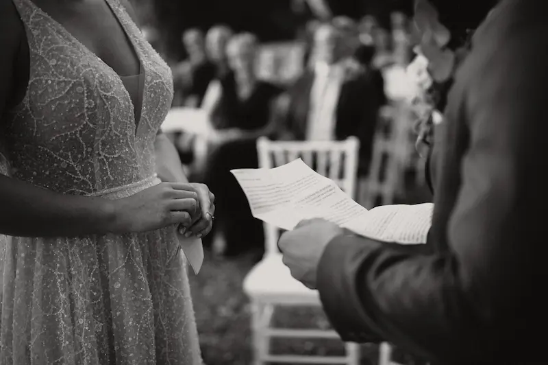 Emotionaler Moment: Brautpaar liest sich das persönliche Eheversprechen vor.