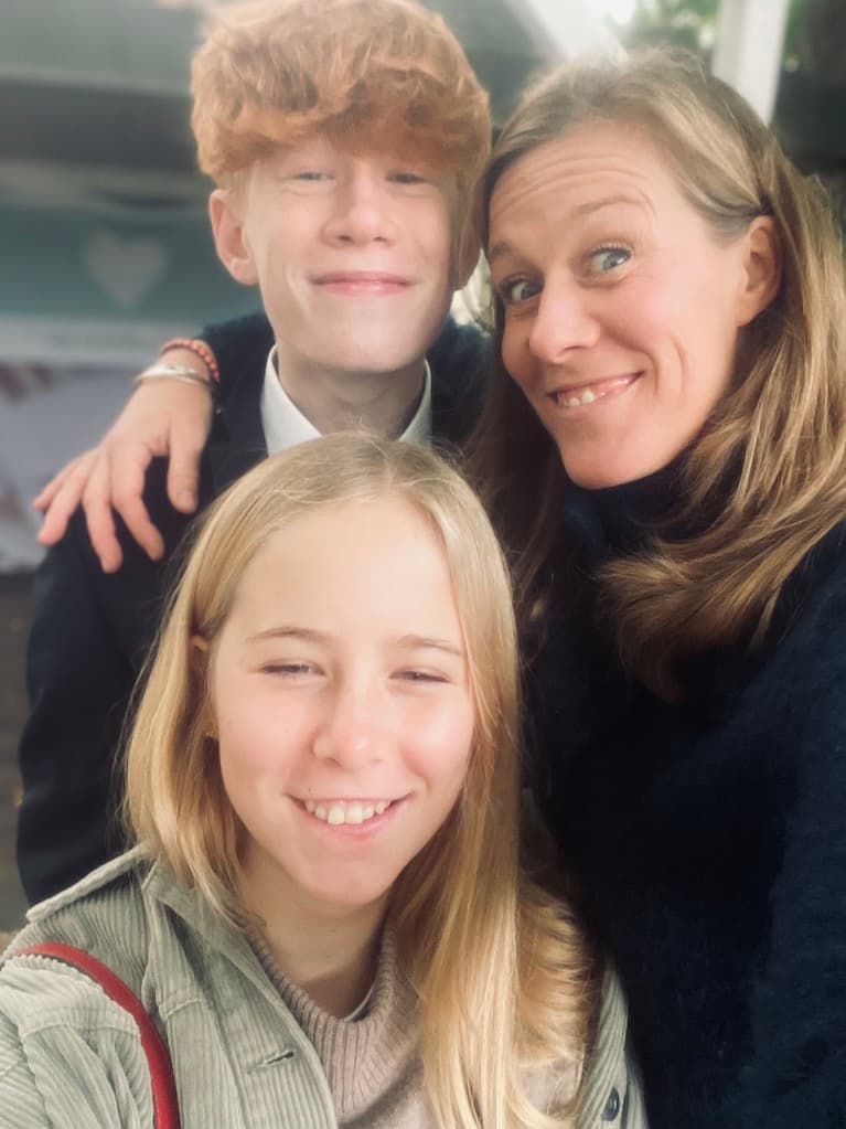 Ann-Sophie Schammer privat mit ihren zwei Kindern: Erfahrung als Mutter von Teenagern.