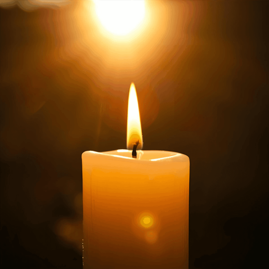 Große Kerze im Abendlicht: Ein Licht für den Lebensweg entzünden.