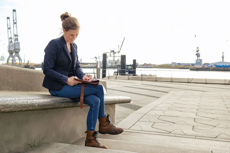 Ann-Sophie Schammer am Hamburger Hafen: Inspiration für persönliche Lichtgeschichten und Schattenkunst.