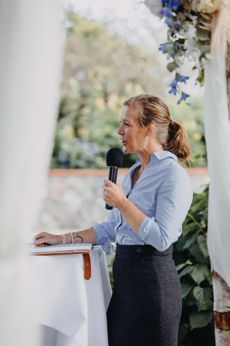 Freie Rednerin Ann-Sophie Schammer bei einer Jugendweihe: Ansprache an die Jugendlichen.