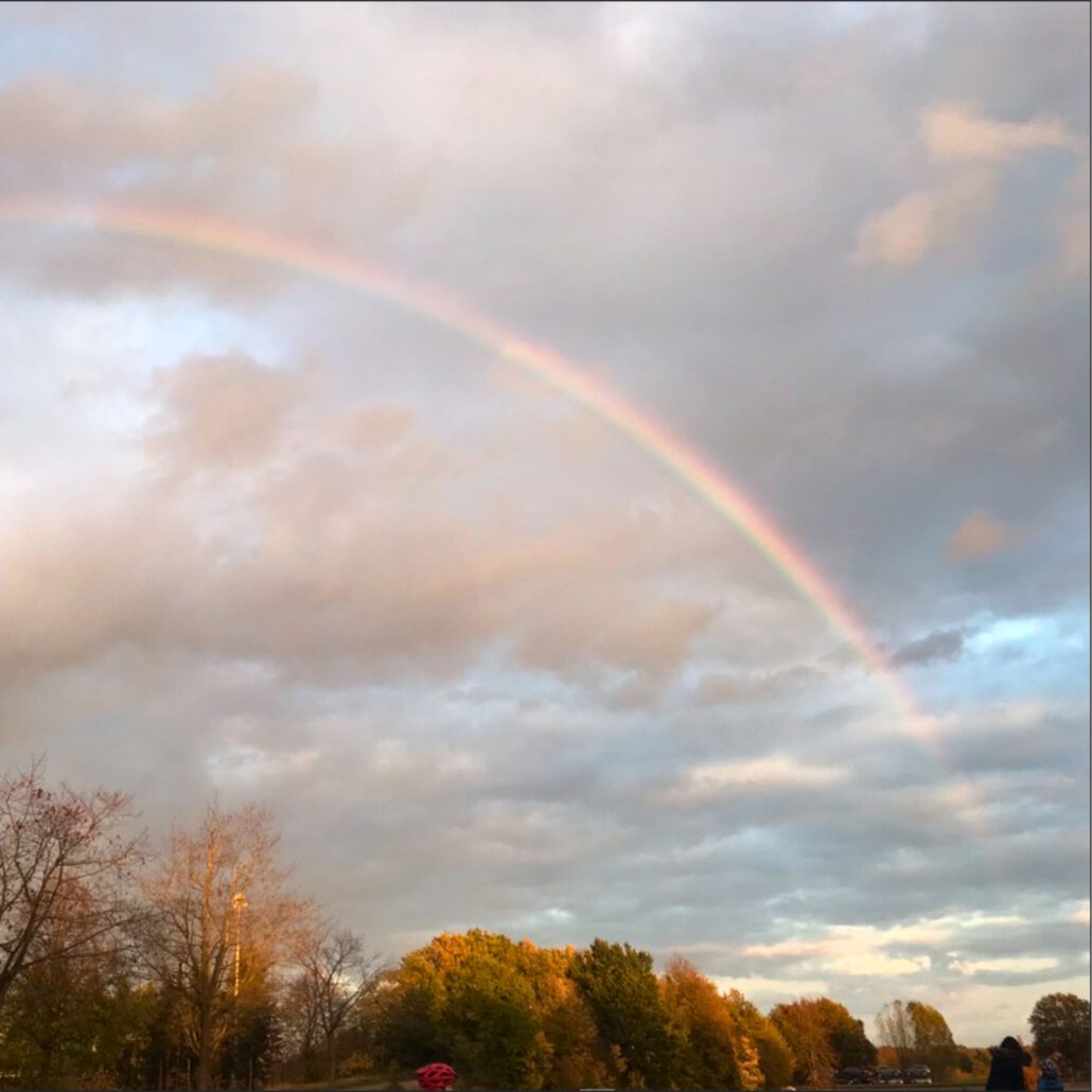 Regenbogen am Himmel: Symbol für Hoffnung, Vielfalt und Segen.