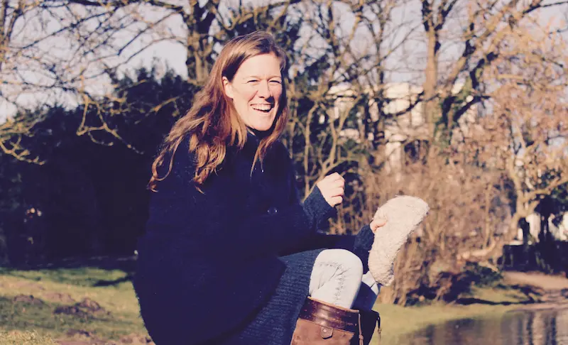 Ann-Sophie Schammer, Freie Traurednerin Hamburg, entspannt an der Elbe.