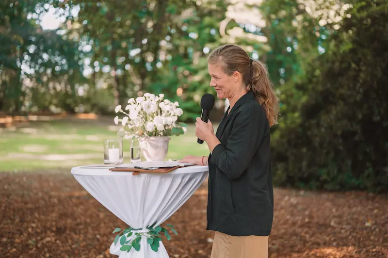 Erneuerung des Eheversprechens: Ann-Sophie Schammer spricht bei einer Zeremonie im Garten.