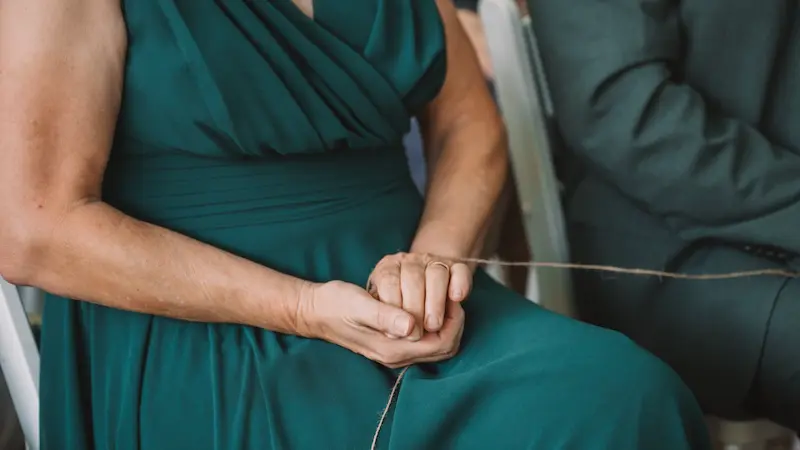 Ringwarming: Die Eheringe wandern an einem Band durch die Reihen der Gäste.