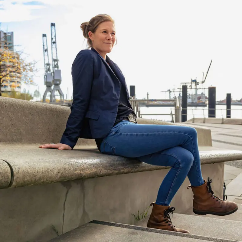 Speakerin Ann-Sophie Schammer am Hamburger Hafen: Vision und Weitblick für Impulsreden.