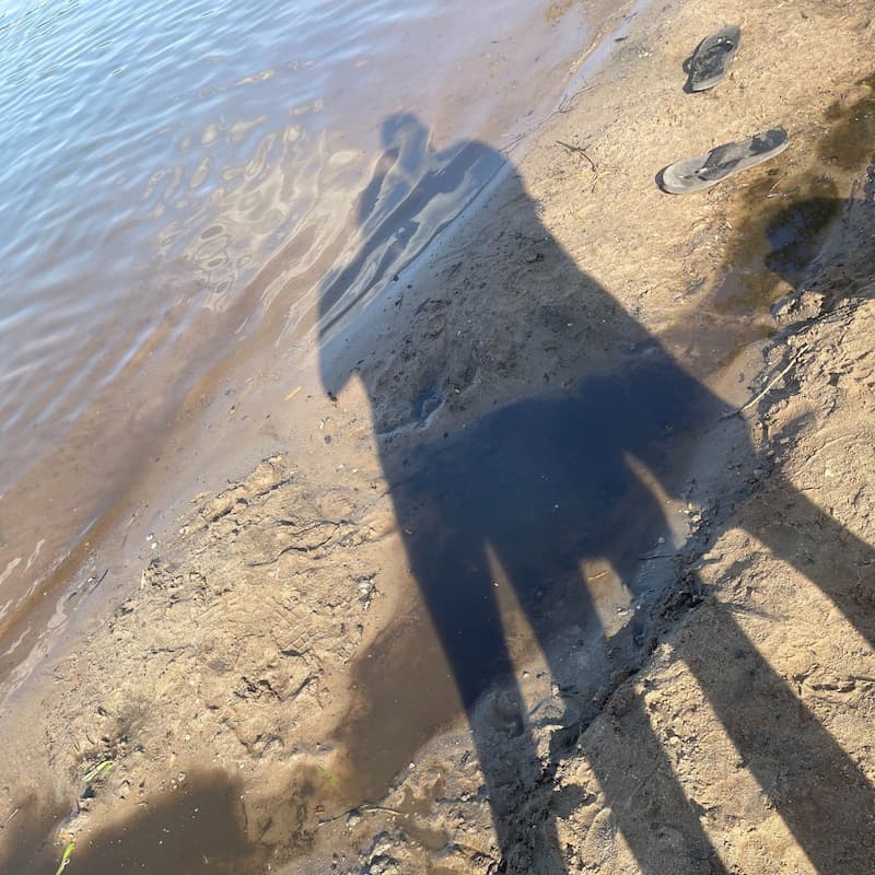 Symbolischer Schritt: Gummistiefel im Matsch als Zeichen für den eigenen Weg.