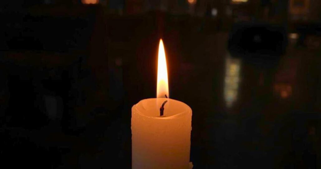 Eine brennenden Gedächtniskerze zum Abschied eines geliebten Menschen