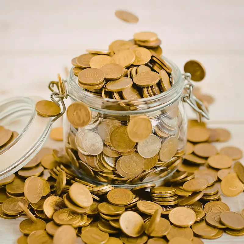 Münzen in einem Glasgefäss für das Trauungsritual Liebesbrunnen auf Freien Trauungen mit Ann-Sophie Schammer.