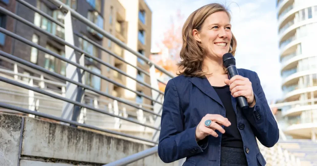 Ann-Sophie Schammer moderiert ein Kick-Off Event: Energiegeladene Ansprache mit Mikrofon.