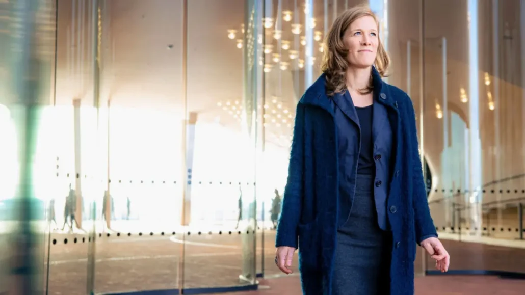 Schlüsselsätze öffnen Türen. Meine Keynotes verbinden strategischen Weitblick mit menschlicher Tiefe. Für Events, die nachhallen.